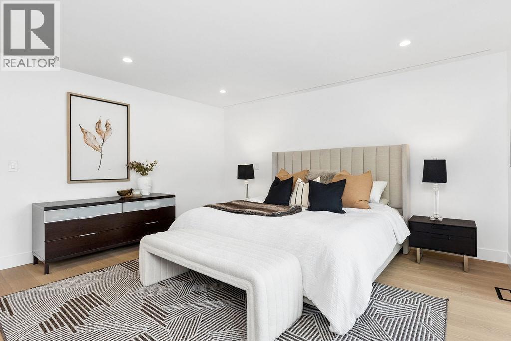 1200 BEDFORD COURT, North Vancouver