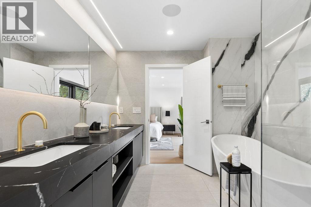 1200 BEDFORD COURT, North Vancouver