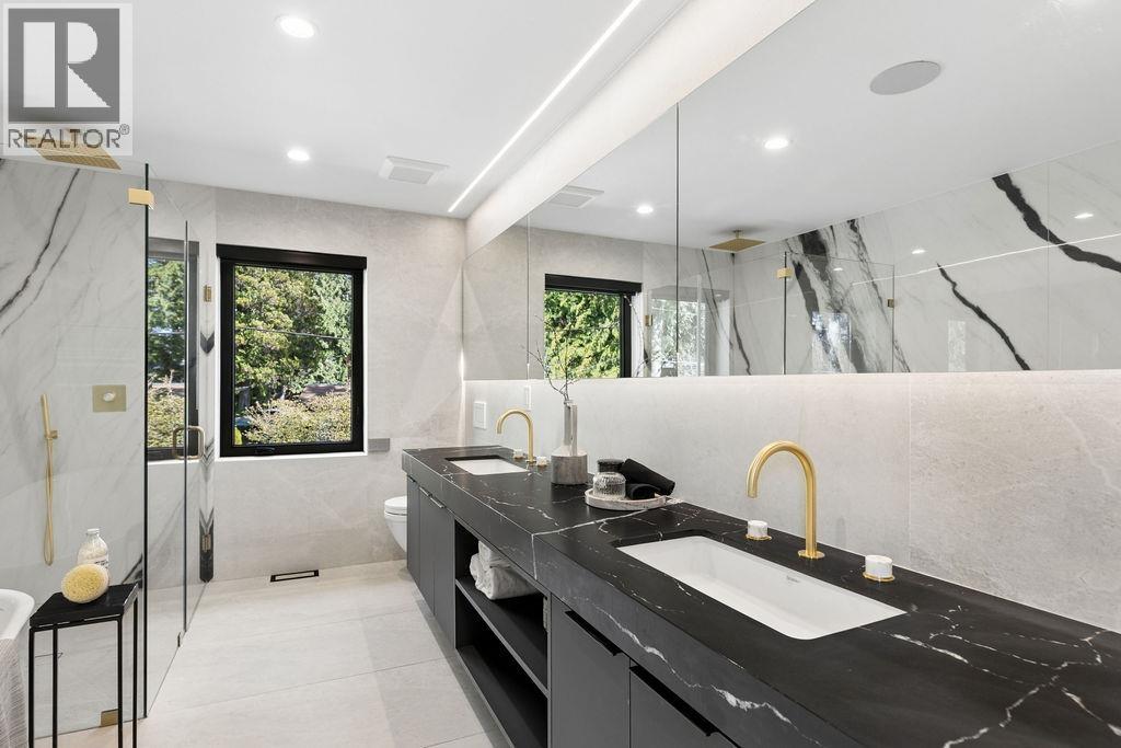 1200 BEDFORD COURT, North Vancouver