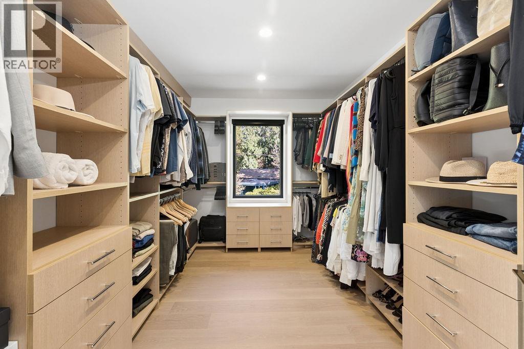 1200 BEDFORD COURT, North Vancouver