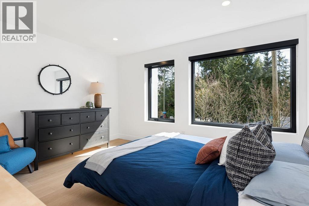 1200 BEDFORD COURT, North Vancouver