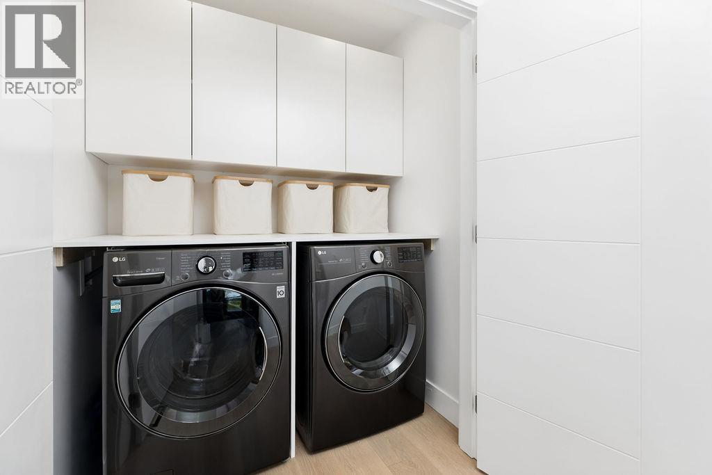 1200 BEDFORD COURT, North Vancouver