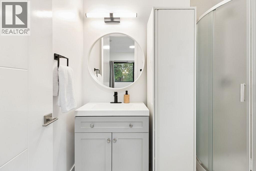 1200 BEDFORD COURT, North Vancouver