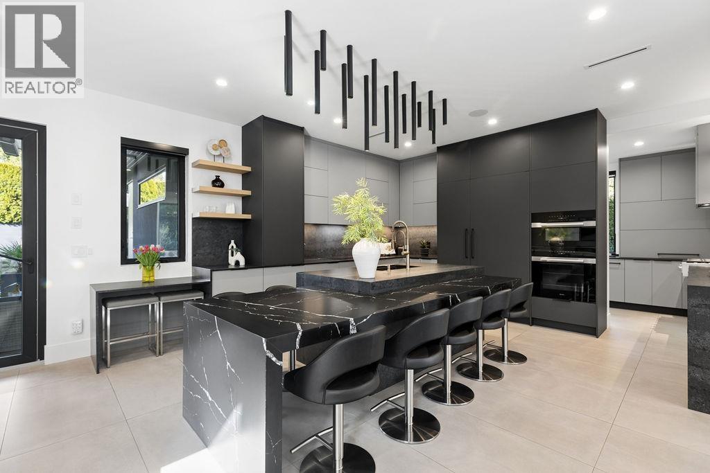 1200 BEDFORD COURT, North Vancouver