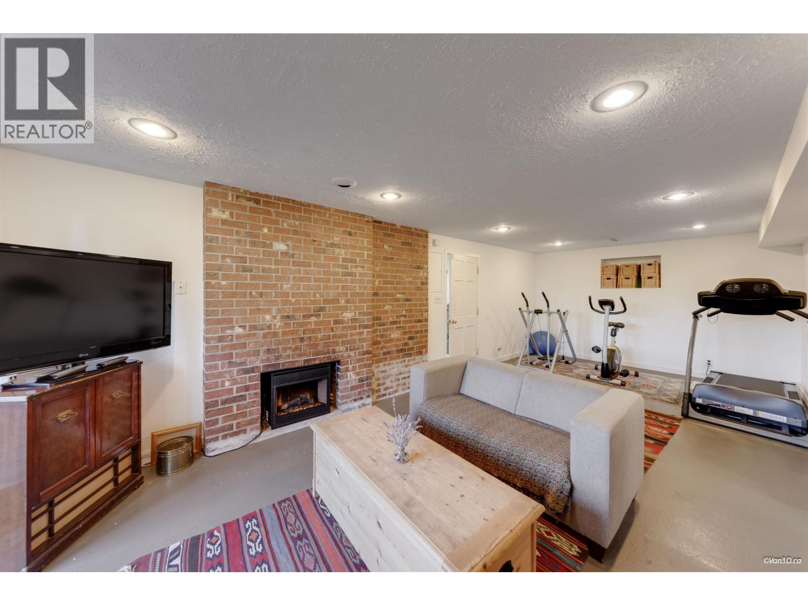 670 MONTROYAL BOULEVARD, North Vancouver