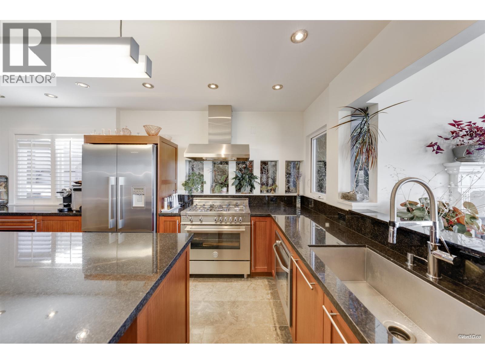 670 MONTROYAL BOULEVARD, North Vancouver