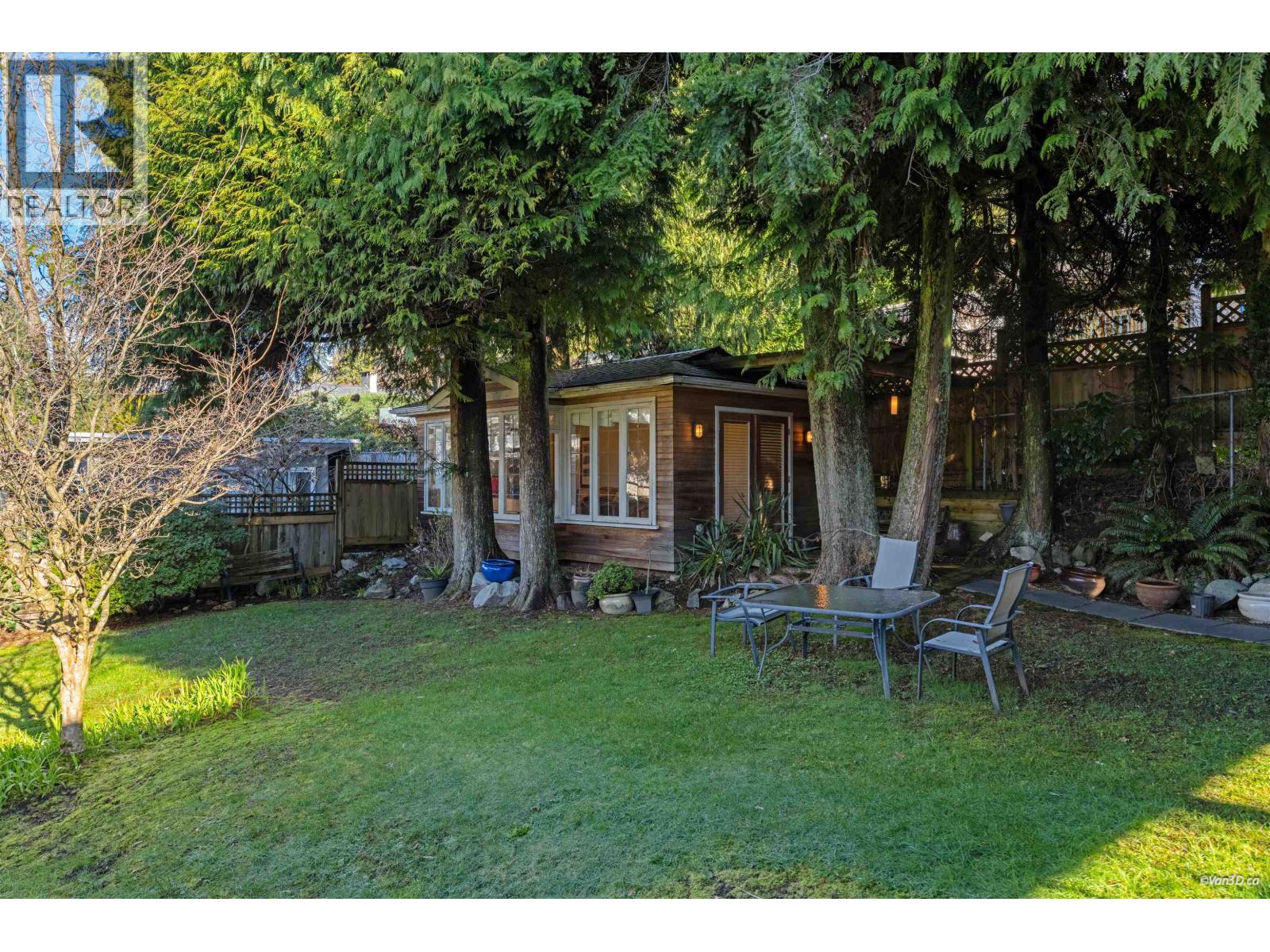 670 MONTROYAL BOULEVARD, North Vancouver