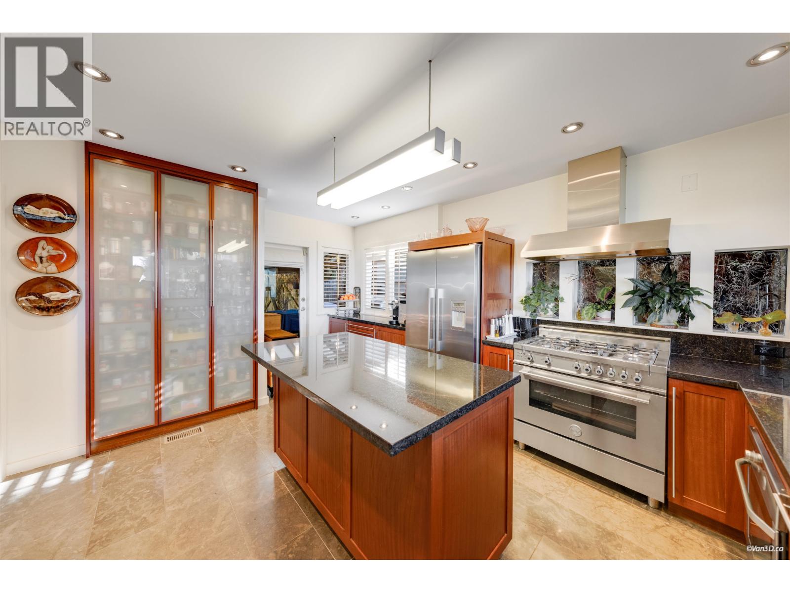 670 MONTROYAL BOULEVARD, North Vancouver