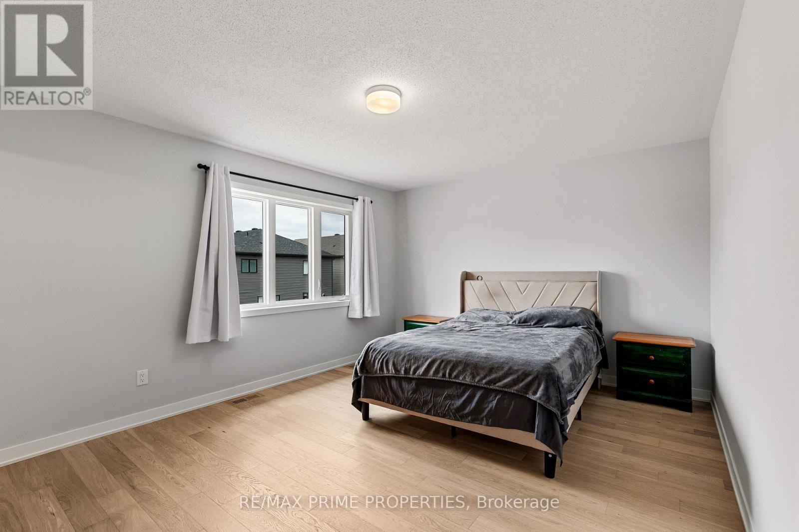 222 DOUGLAS HARDIE STREET — photo 32