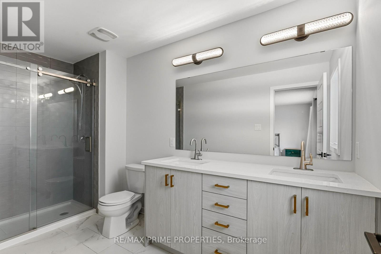 222 DOUGLAS HARDIE STREET — photo 35