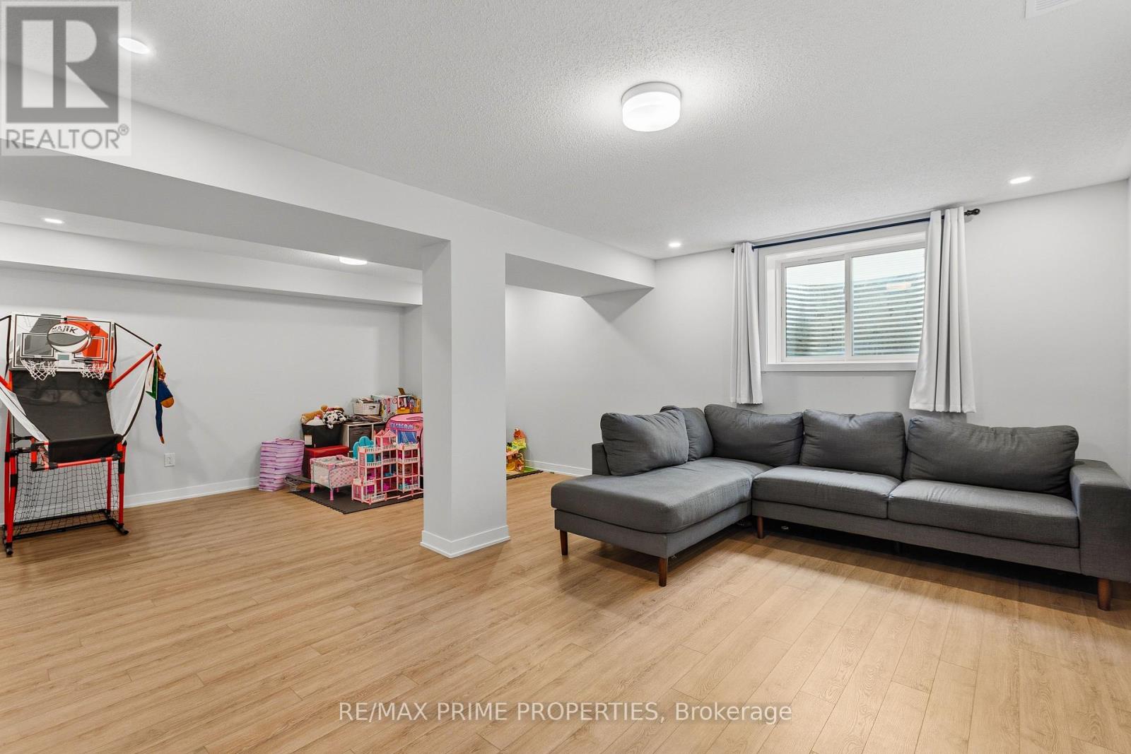222 DOUGLAS HARDIE STREET — photo 39