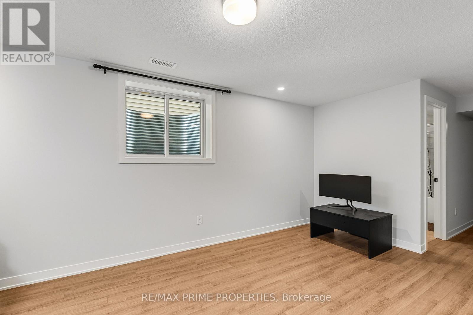 222 DOUGLAS HARDIE STREET — photo 40