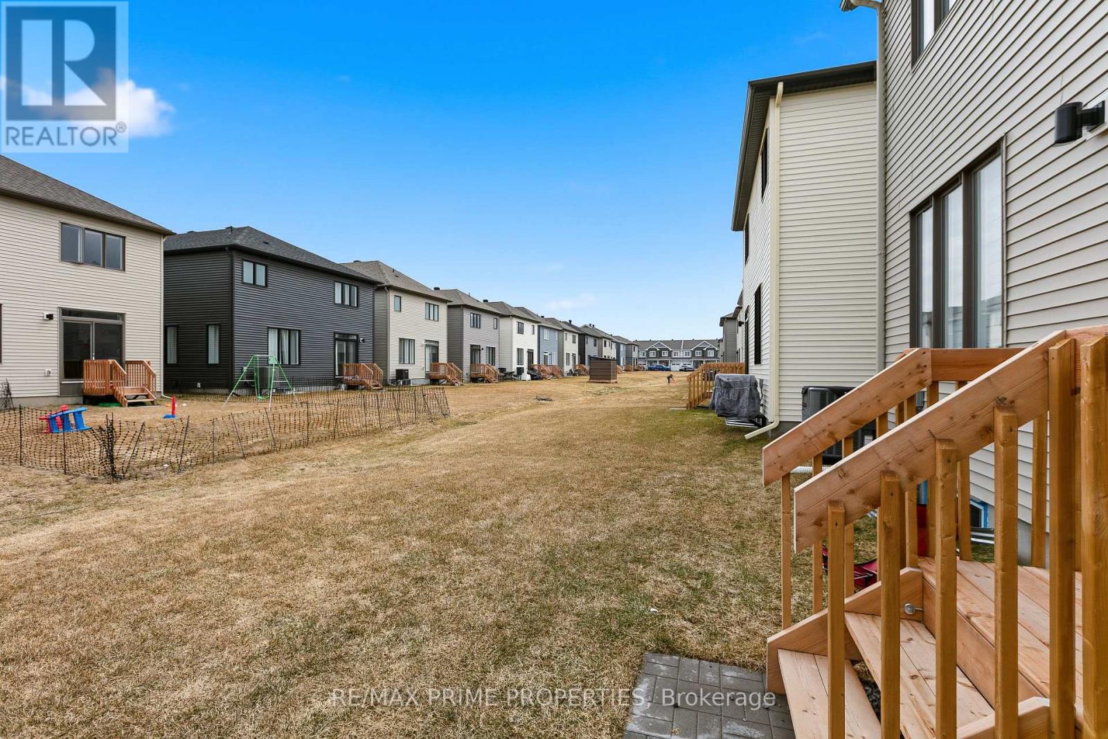 222 DOUGLAS HARDIE STREET — photo 43
