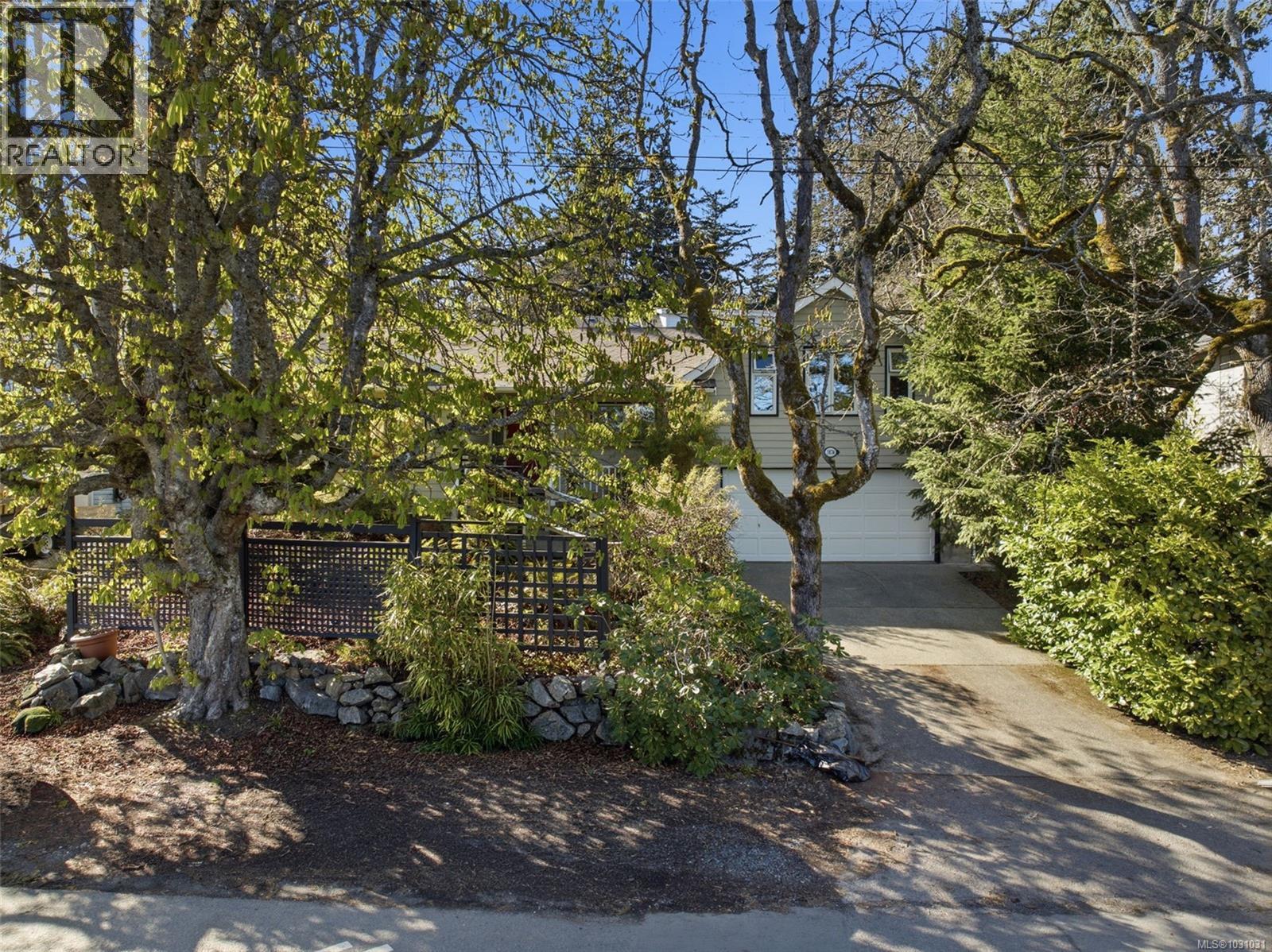 3874 Grange Rd, Saanich