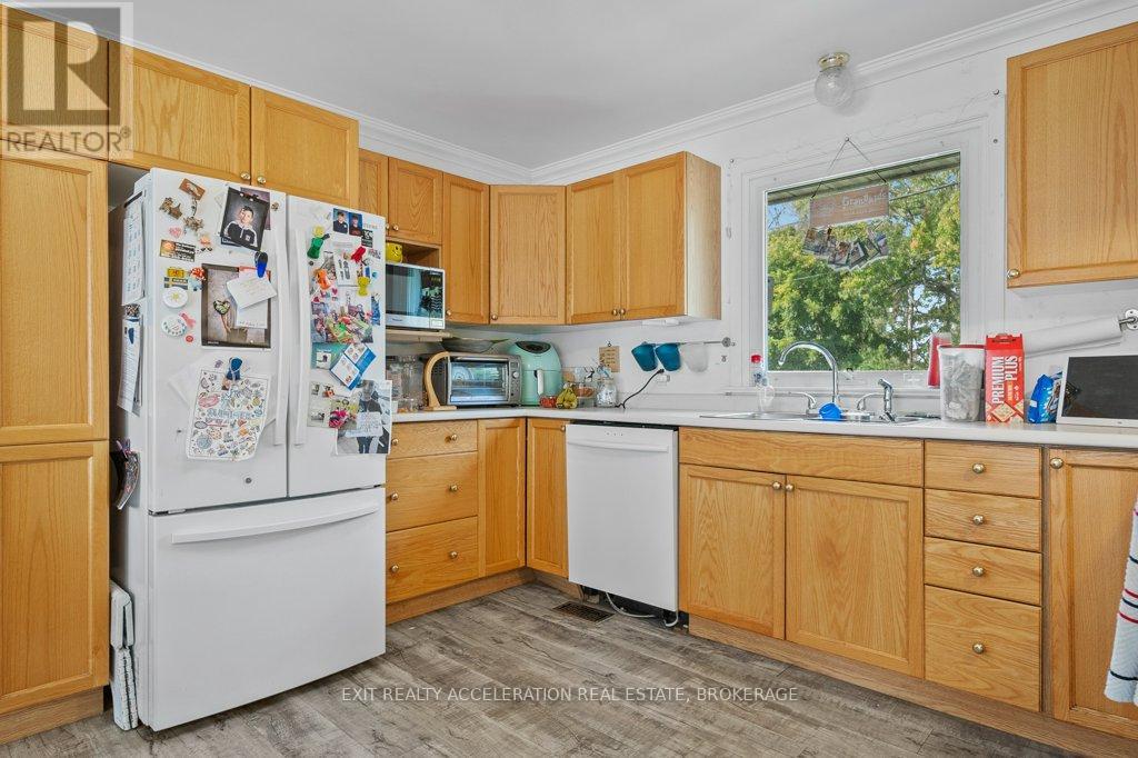 400 DUNDAS STREET W - 3