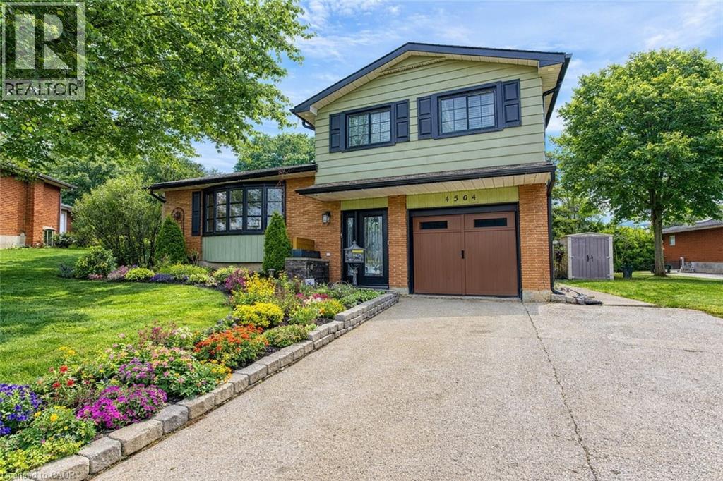 4504 QUEENSWAY Gardens - 3