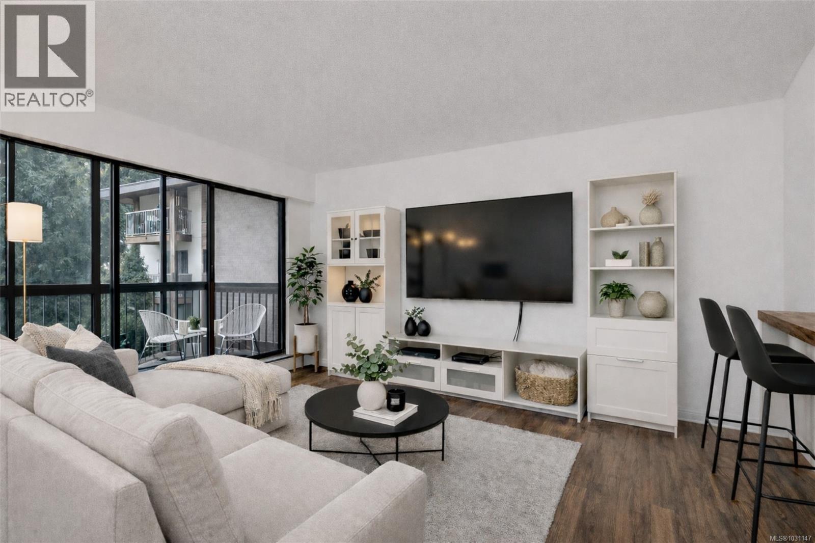 302 1005 McKenzie, Saanich