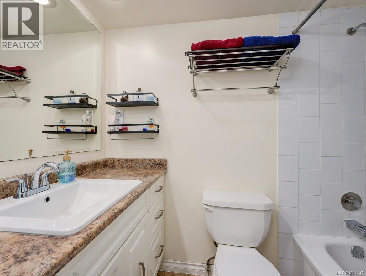 #302 1005 MCKENZIE - 18