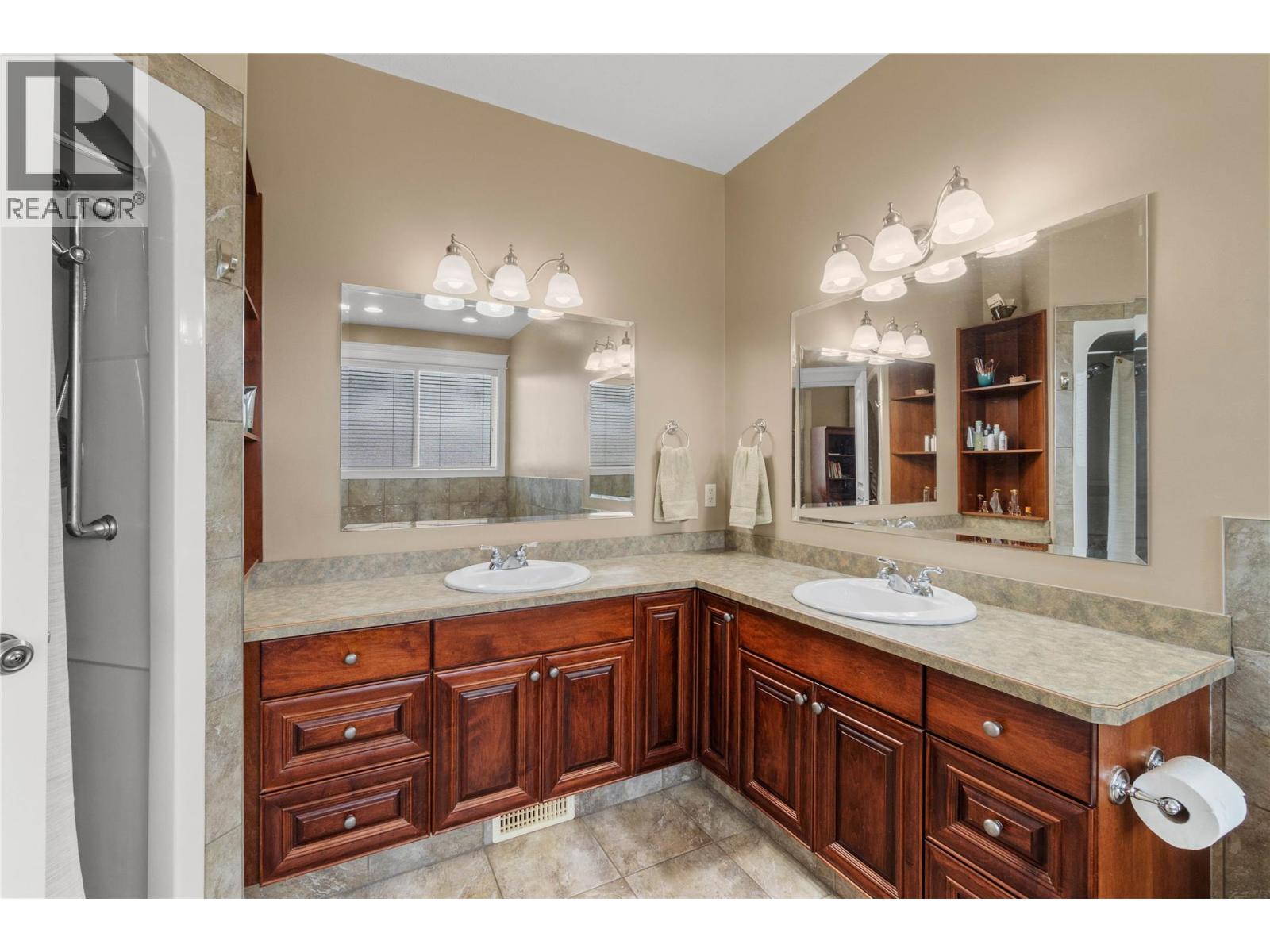  866 ARLINGTON Court, Kamloops