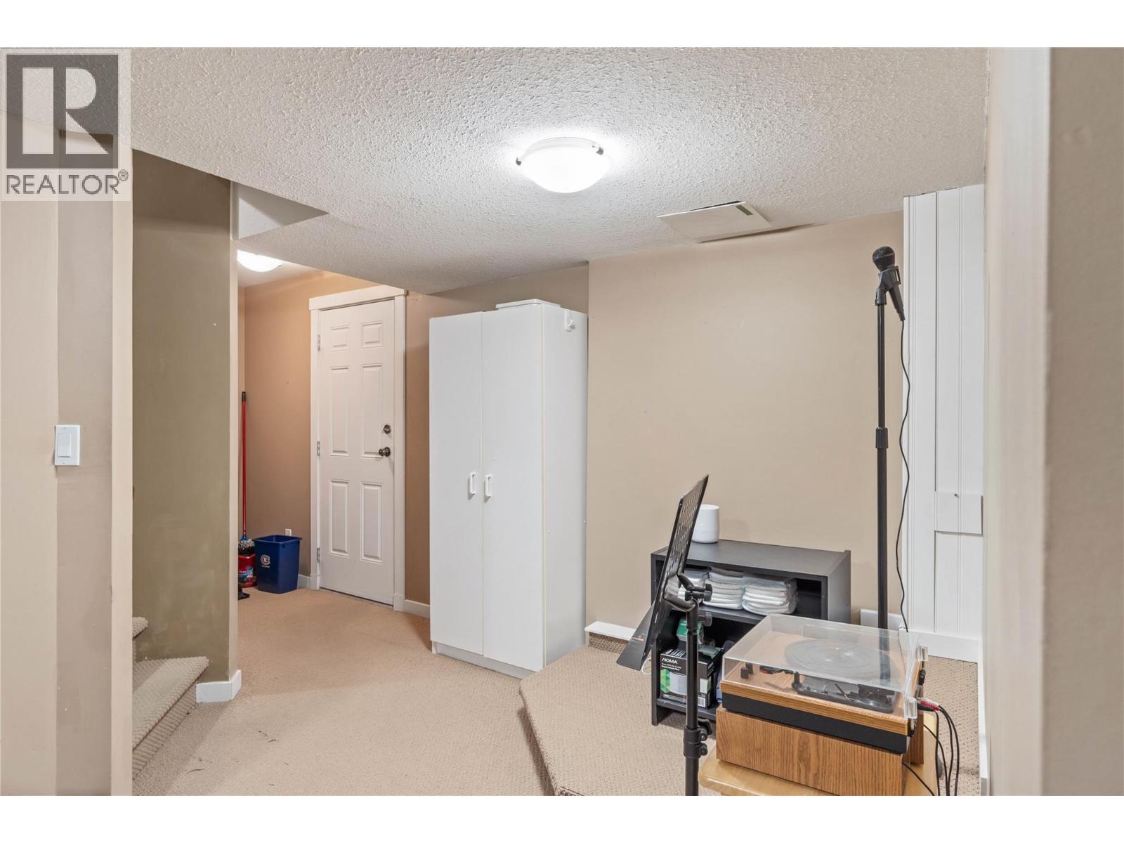  866 ARLINGTON Court, Kamloops