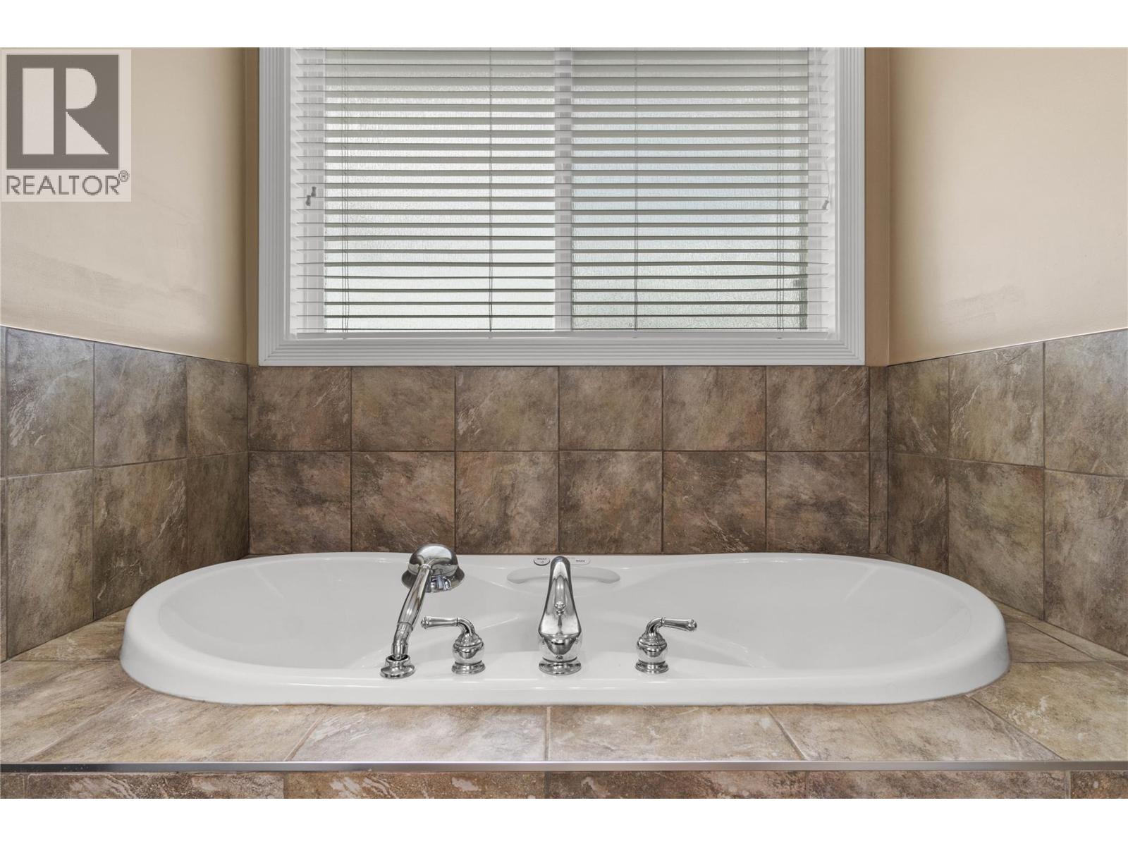  866 ARLINGTON Court, Kamloops