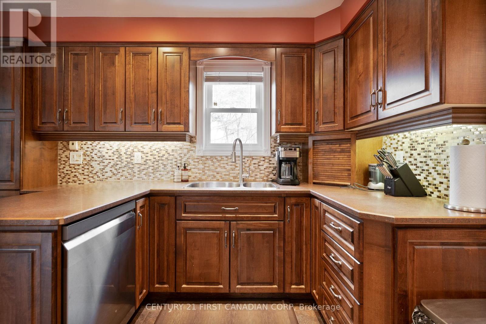 327 EVERGLADE CRESCENT - 12