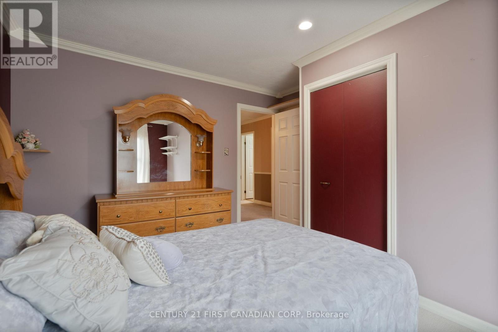 327 EVERGLADE CRESCENT Property Photo