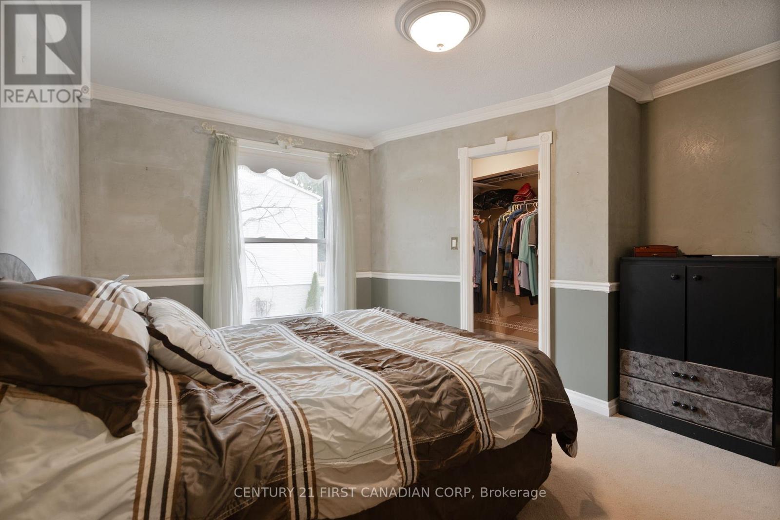 327 EVERGLADE CRESCENT Property Photo