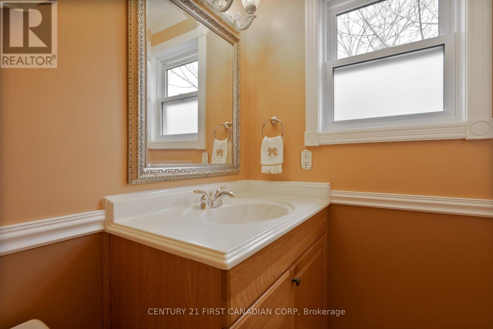 327 EVERGLADE CRESCENT Property Photo