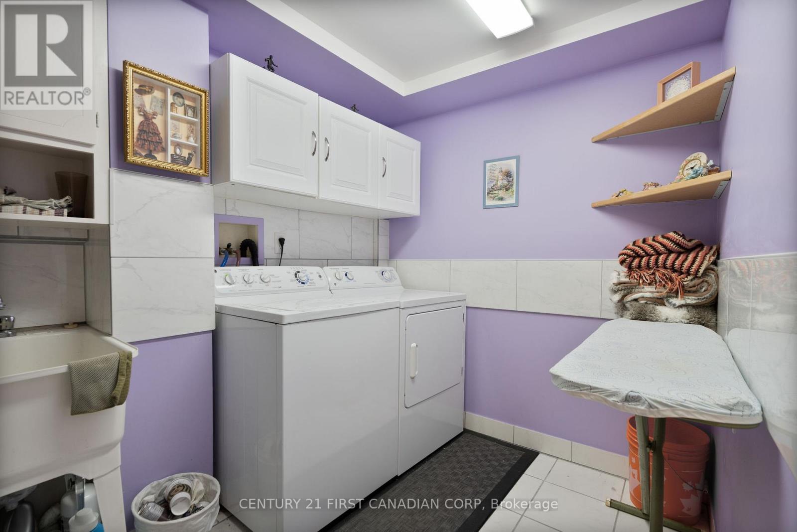 327 EVERGLADE CRESCENT Property Photo