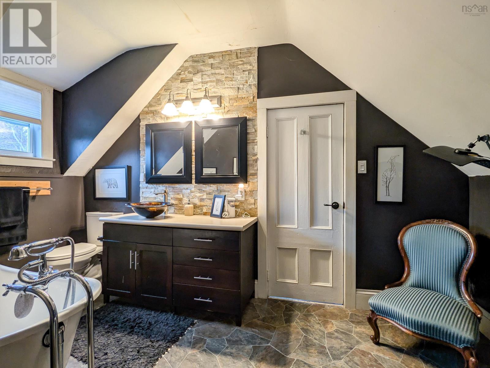 Property 34 of 41 of 414 Granville Street