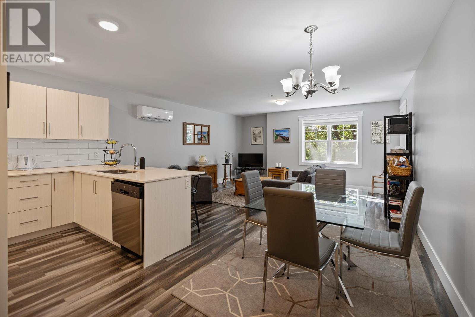 #204 29 STRATFORD ROAD - Image 3