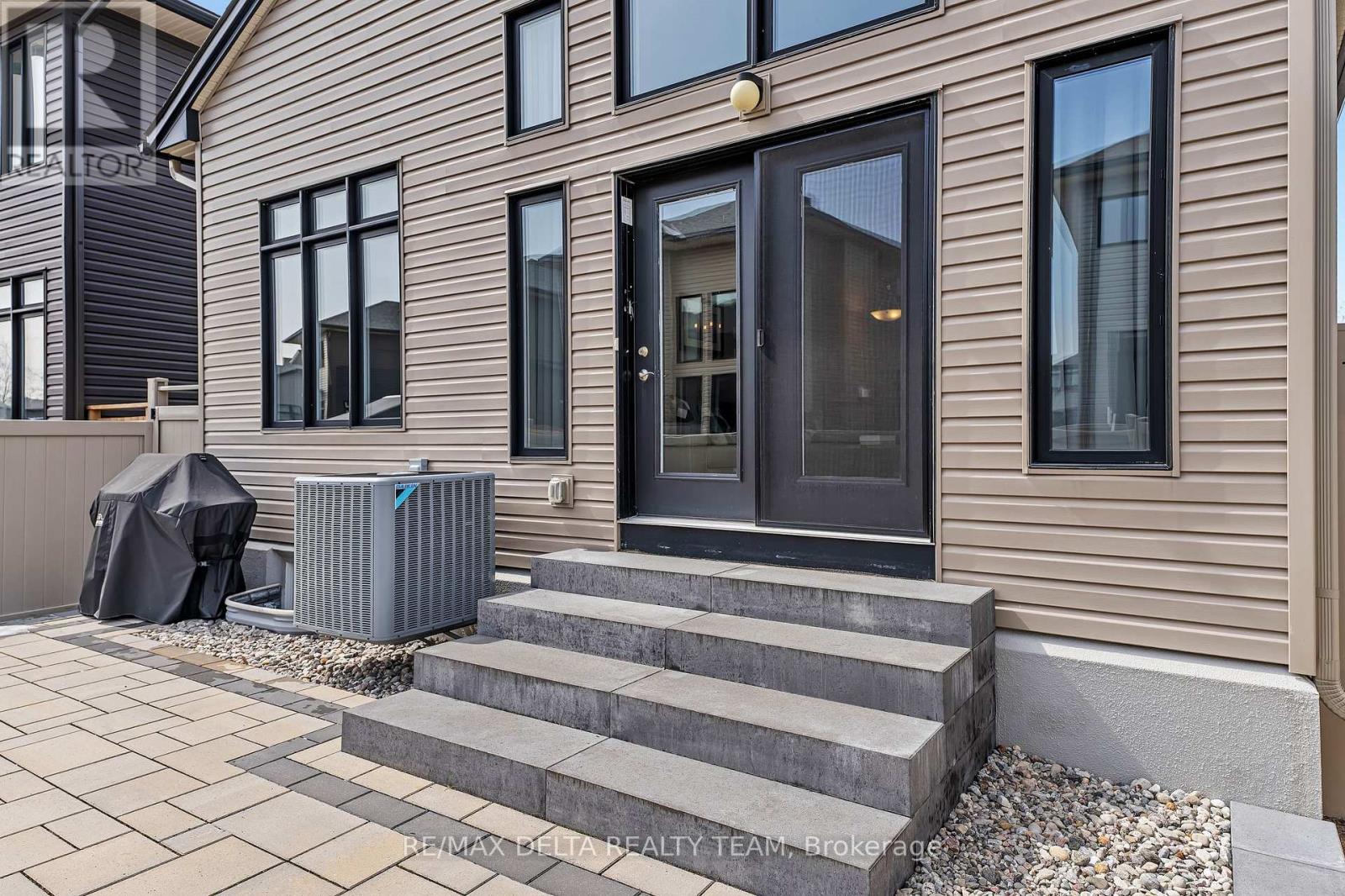 161 BRISTOL CRESCENT - 27