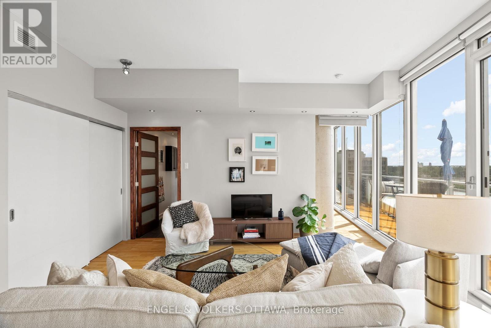 #823 349 MCLEOD STREET - 10