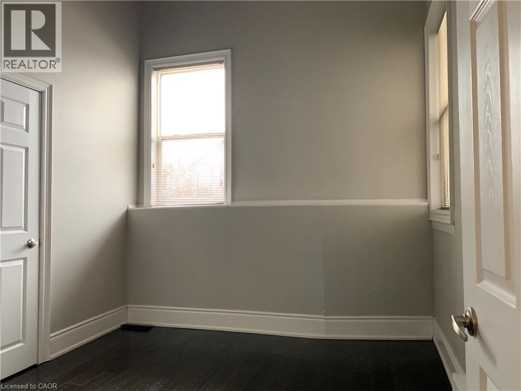 405 MACNAB Street N - 20