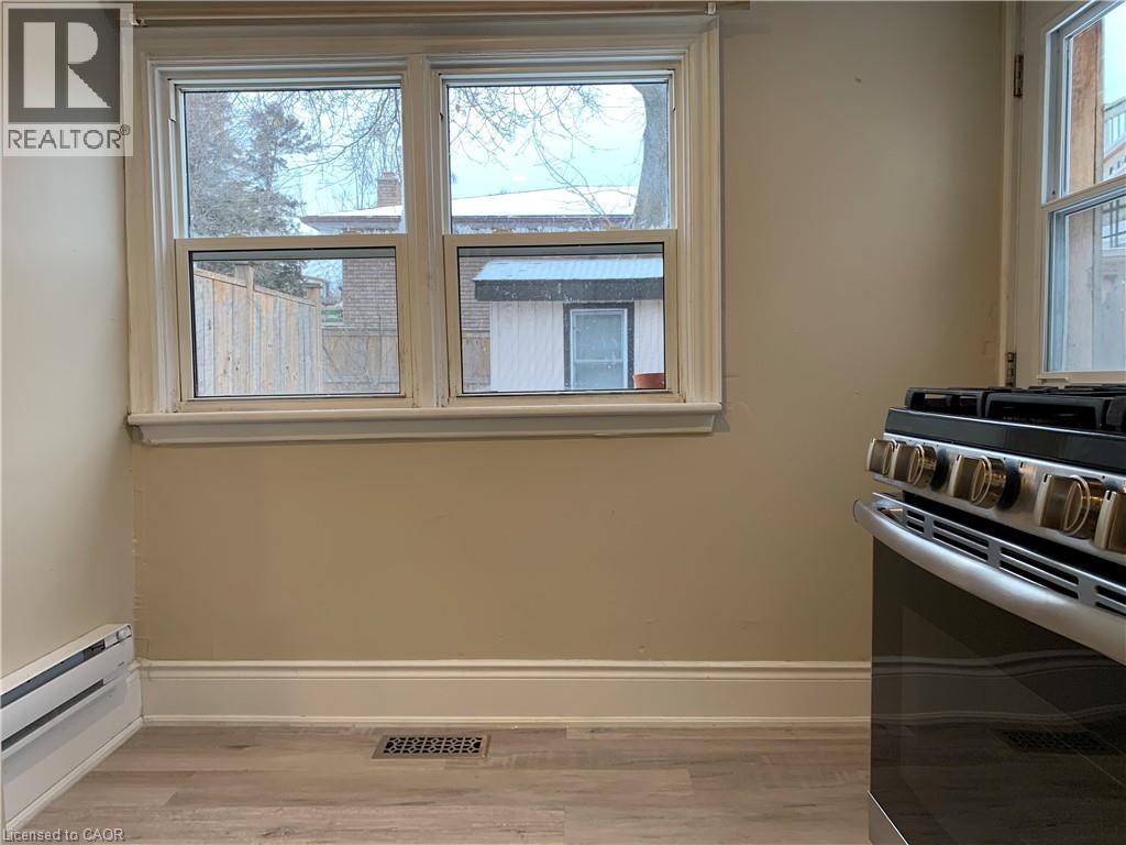 405 MACNAB Street N - 18