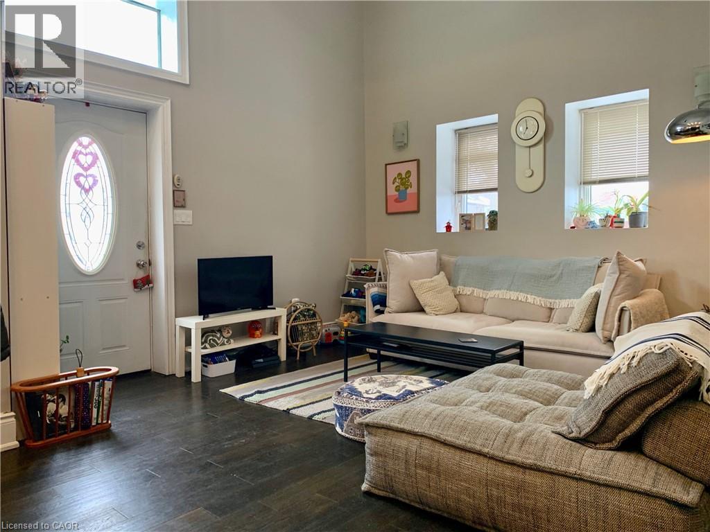 405 MACNAB Street N - 3