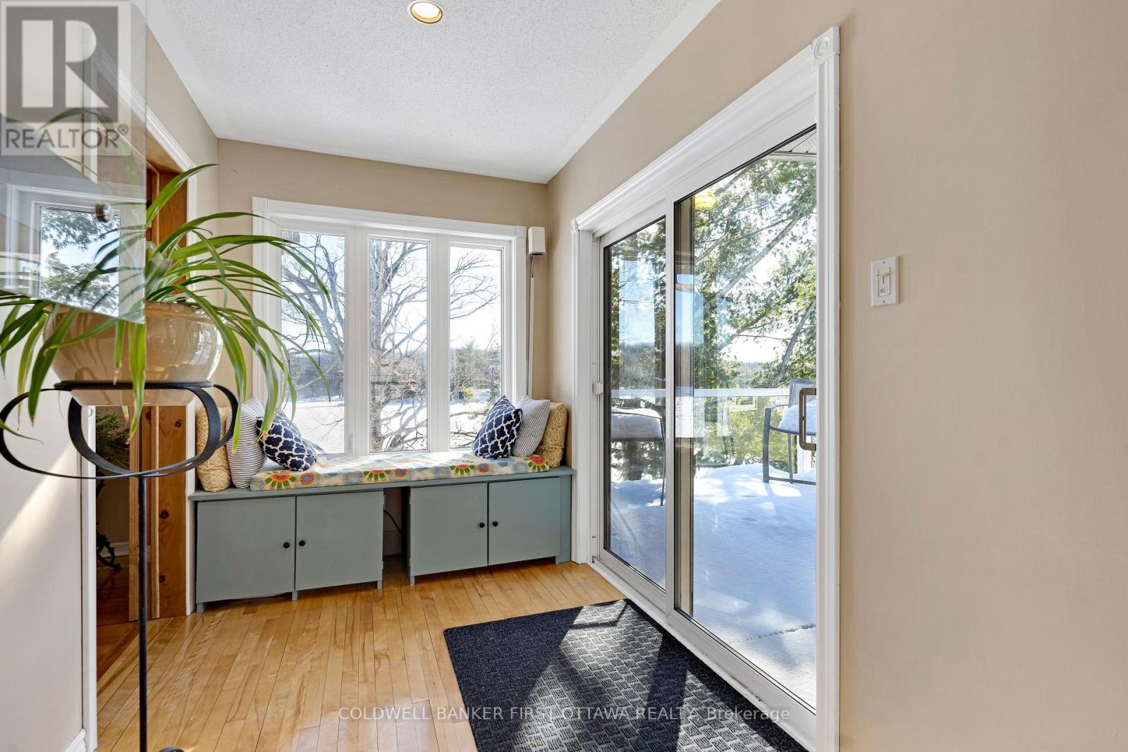 Patios door to deck