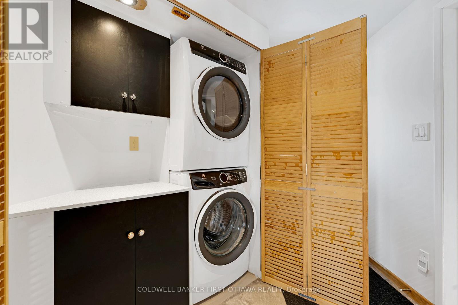 Foyer has laundry station, 2021 washer & dryer