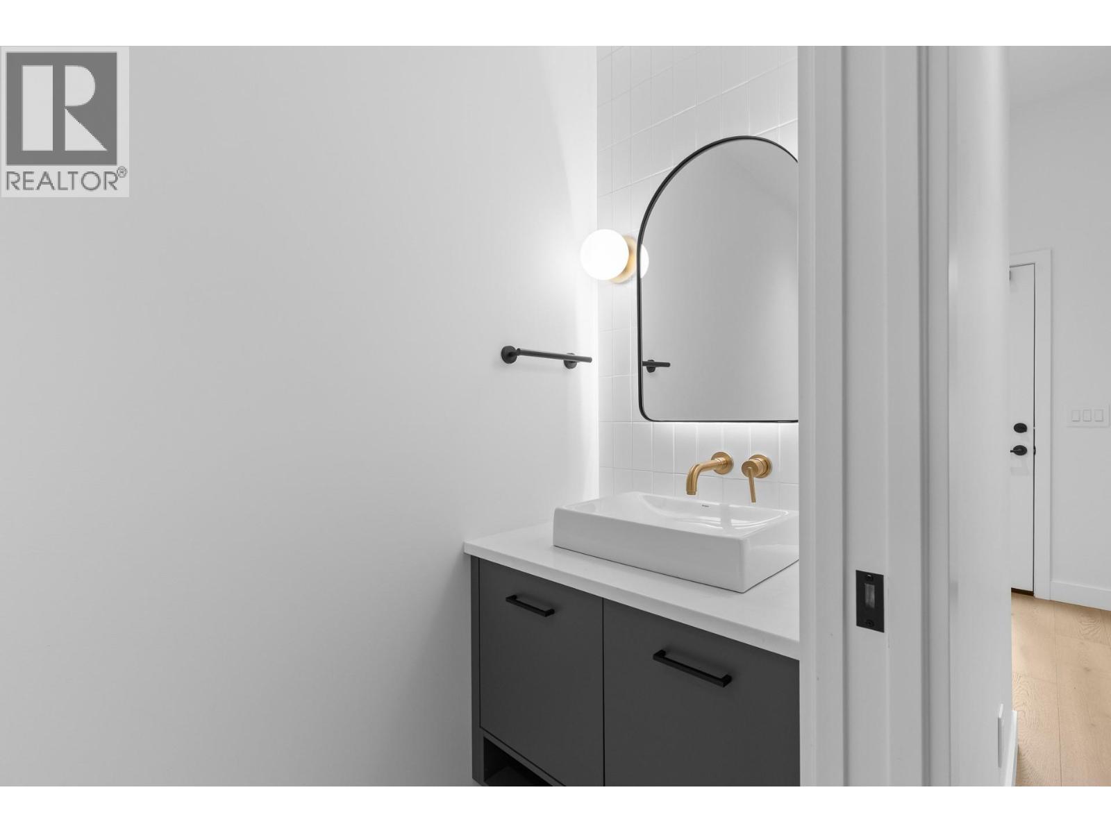  807 Francis Avenue, Kelowna