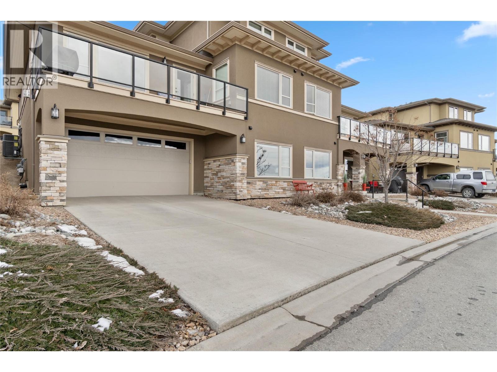 #27 2171 VAN HORNE Drive - 22