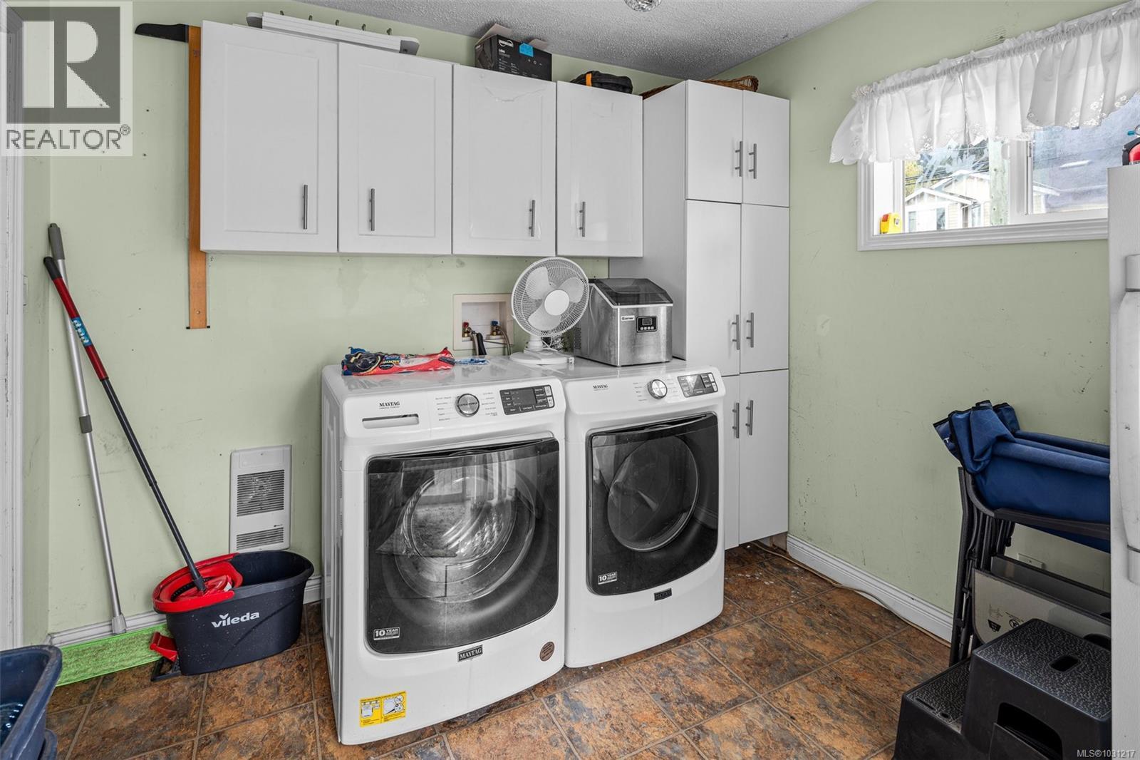 #3 2607 SELWYN RD - 16