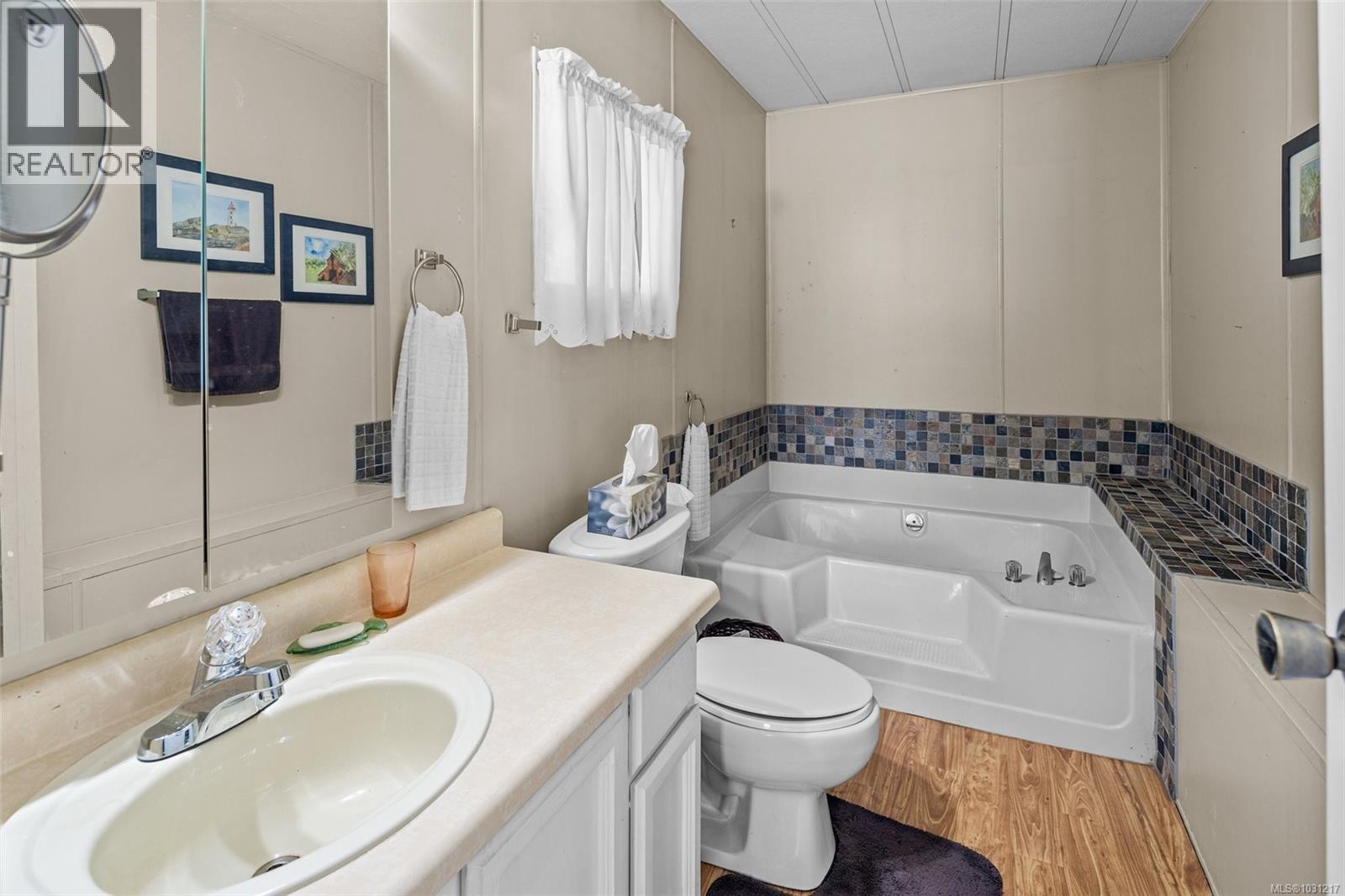 #3 2607 SELWYN RD - 22