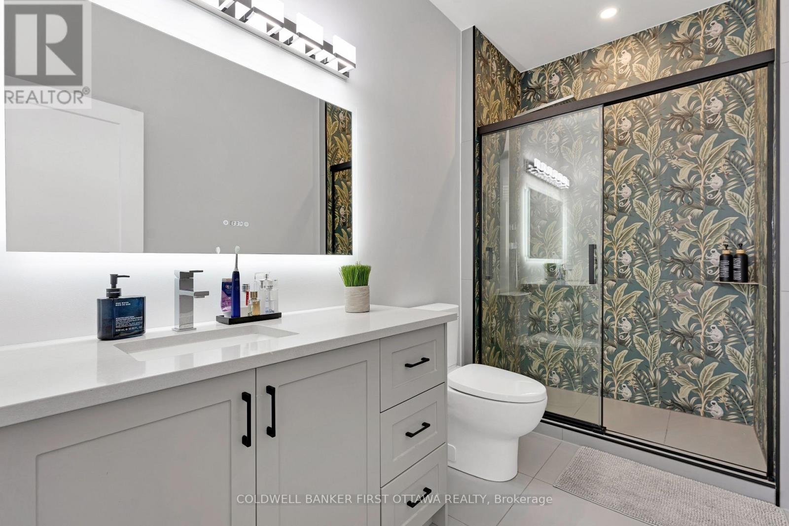 Main bathrm, exotic tile & body-spa showerhead