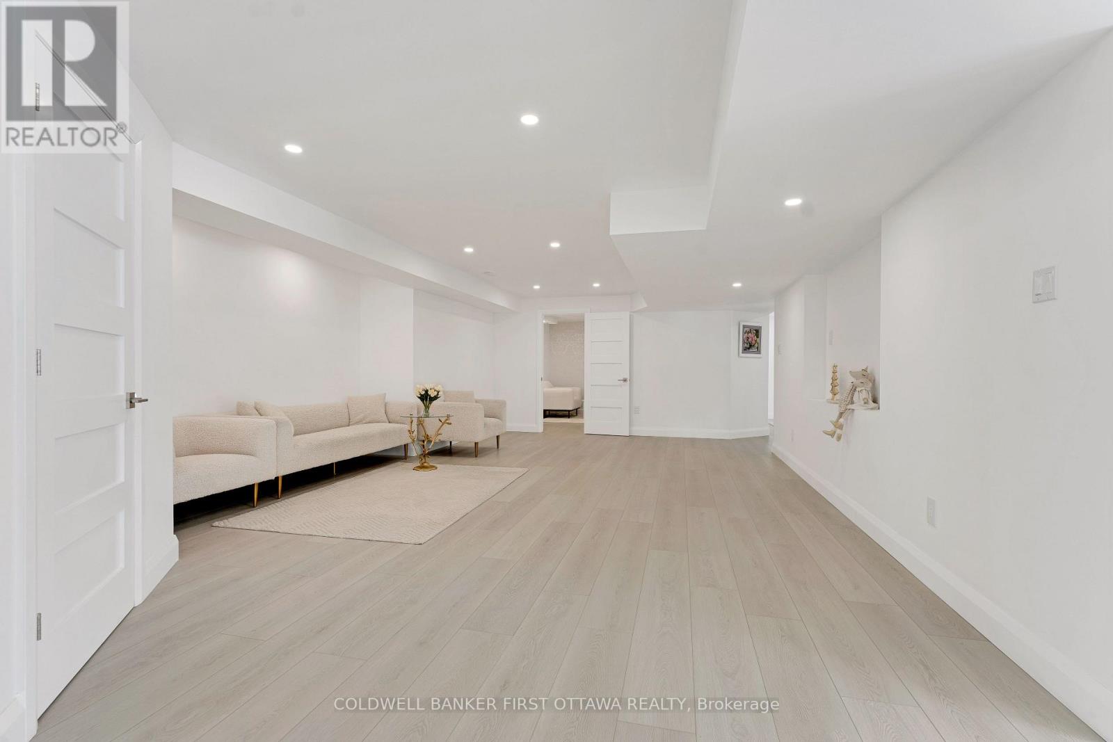 Lower level familyroom, laminate floor & potlights