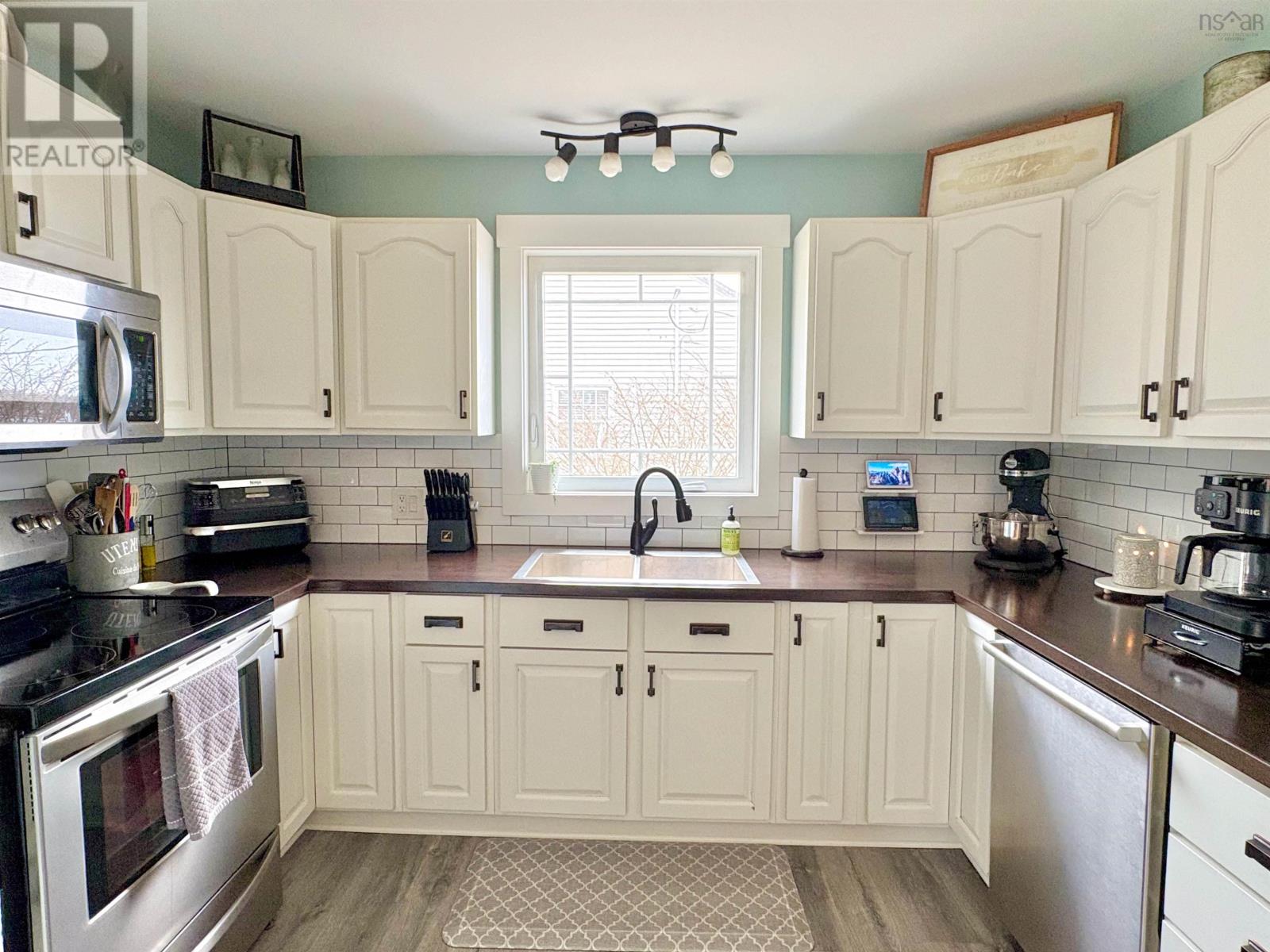 Property 10 of 33 of 128 Highway 1