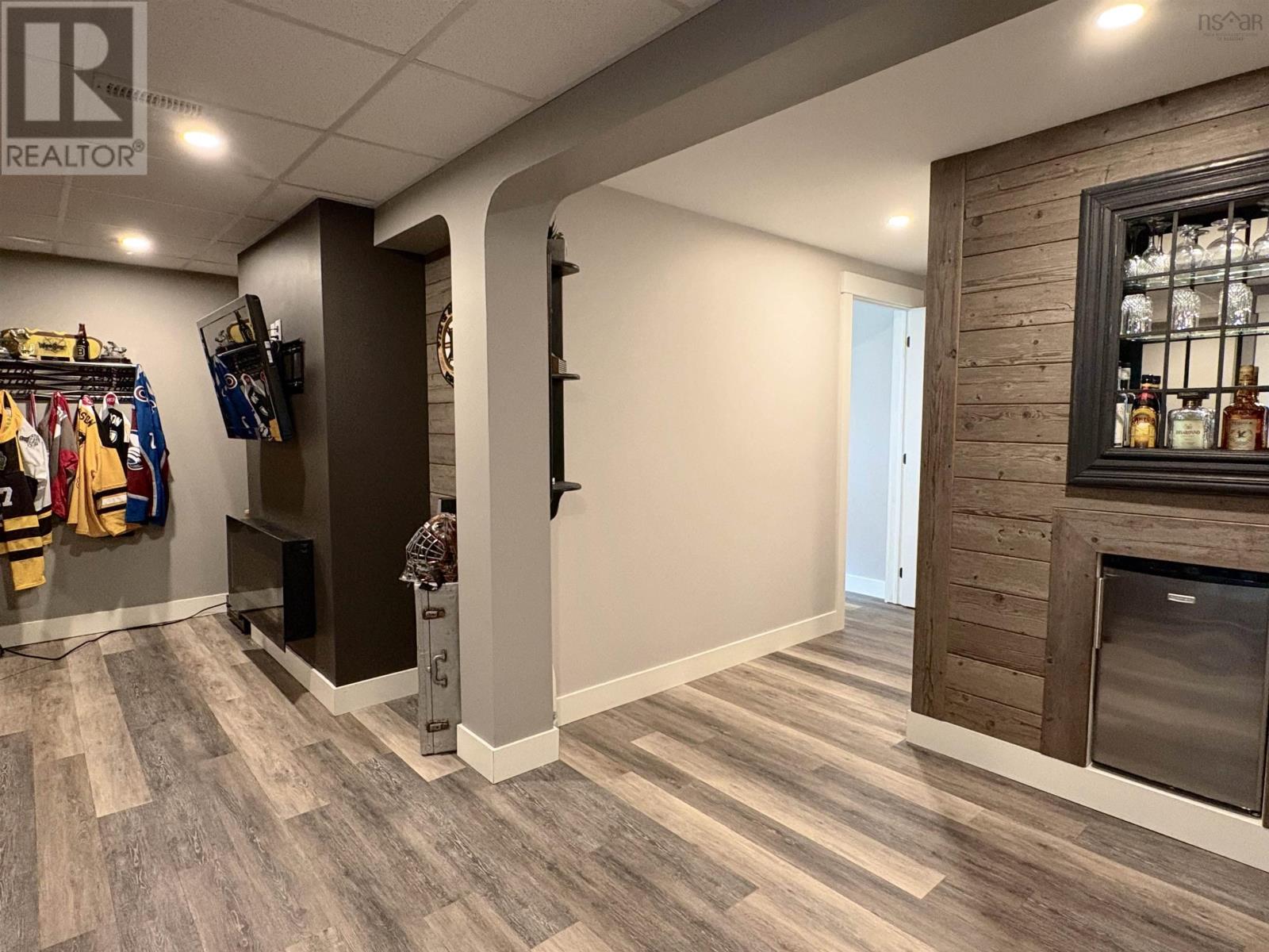 Property 28 of 33 of 128 Highway 1