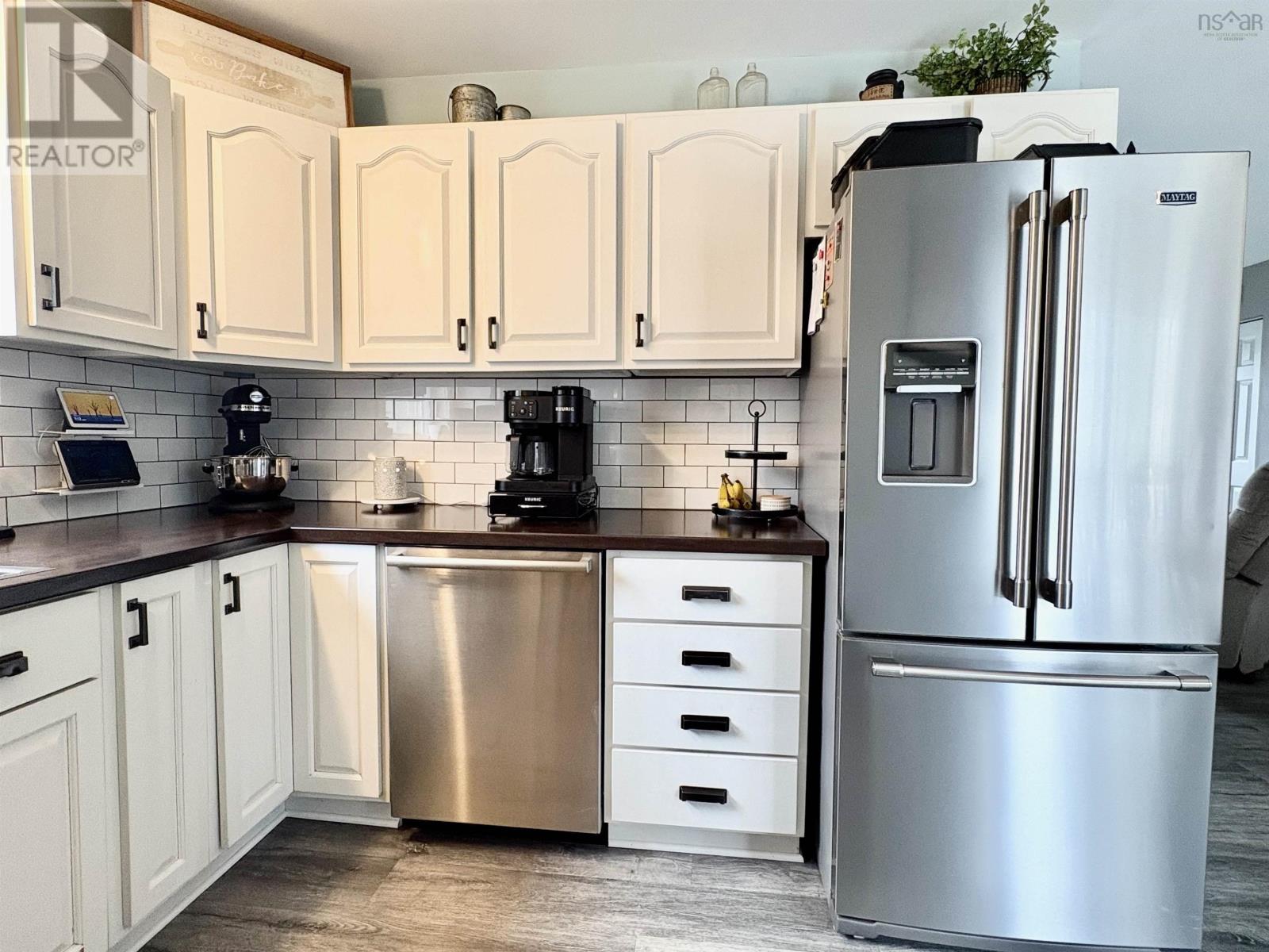 Property 8 of 33 of 128 Highway 1