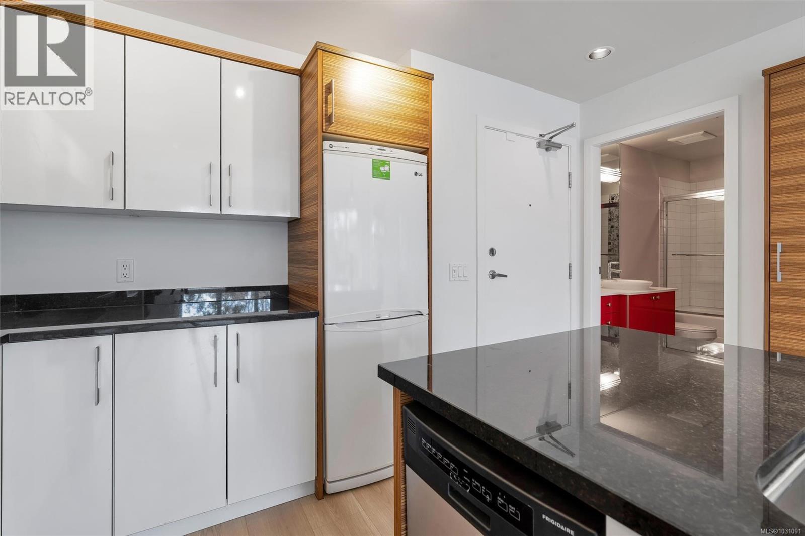 #203 4030 BORDEN ST - 16