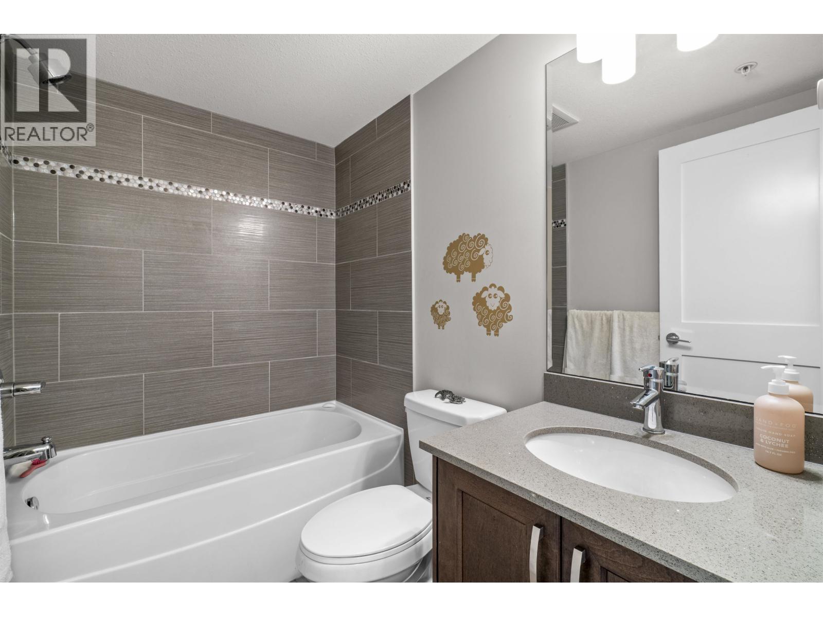 115 828 ROYAL AVENUE, New Westminster